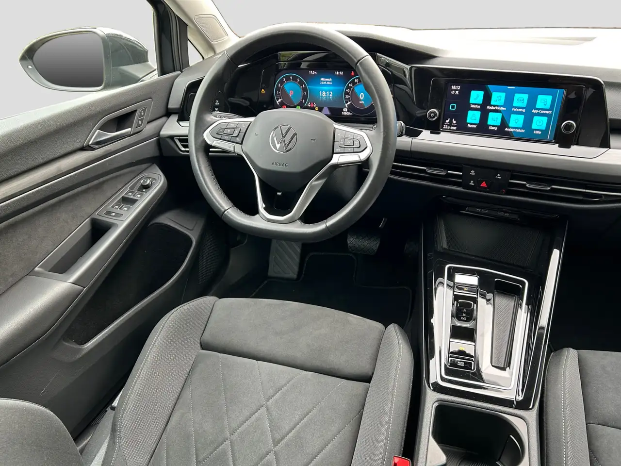 Volkswagen Golf VIII 1.5eTSI DSG Style ACC LED+ PDC App SHZ — Vehicle gallery 6