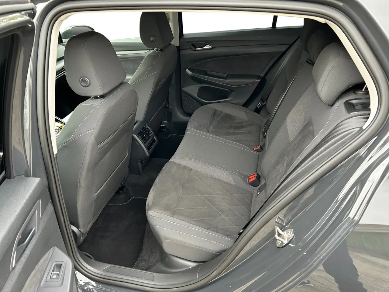 Volkswagen Golf VIII 1.5eTSI DSG Style ACC LED+ PDC App SHZ — Vehicle gallery 11