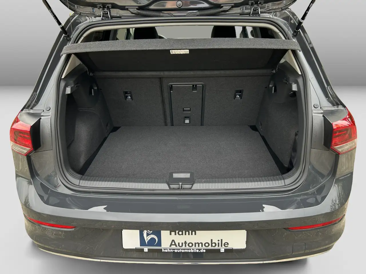Volkswagen Golf VIII 1.5eTSI DSG Style ACC LED+ PDC App SHZ — Vehicle gallery 12