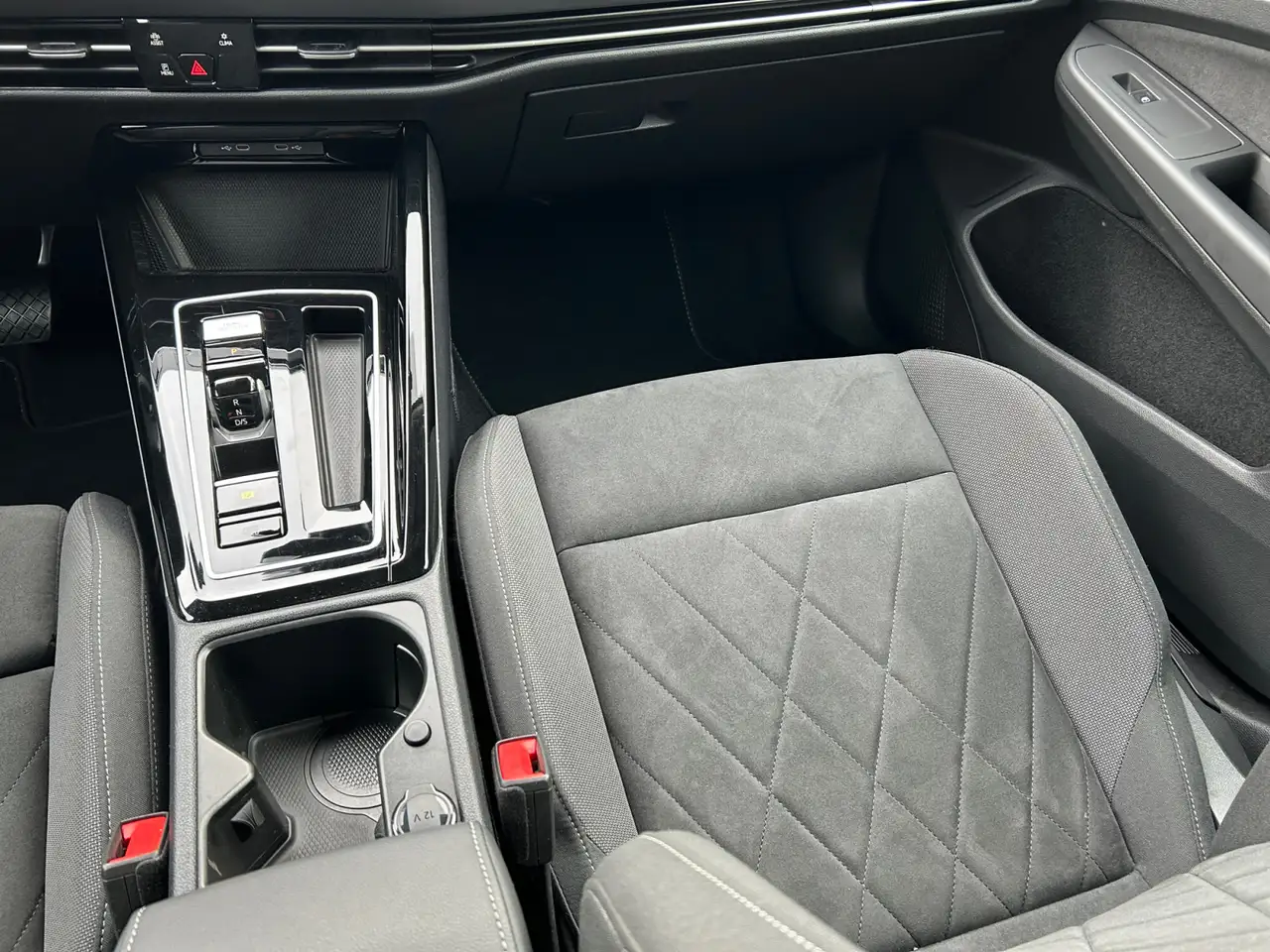 Volkswagen Golf VIII 1.5eTSI DSG Style ACC LED+ PDC App SHZ — Vehicle gallery 8