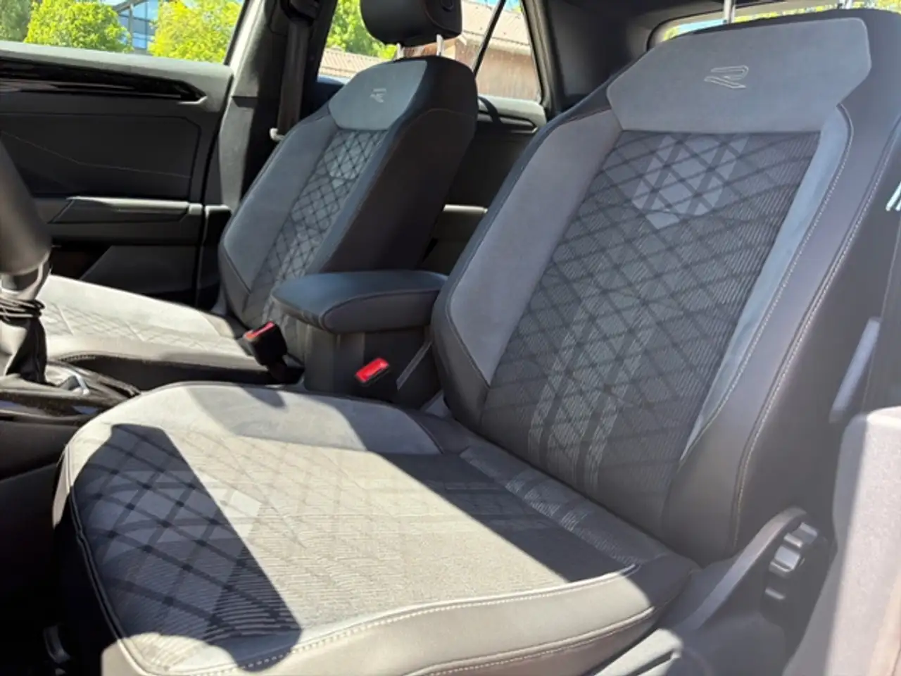 Volkswagen T-Roc 1.0 TSI R-LINE LED-PLUS SHZ APP-CONNECT PARK-ASSI — معرض صور السيارة 12