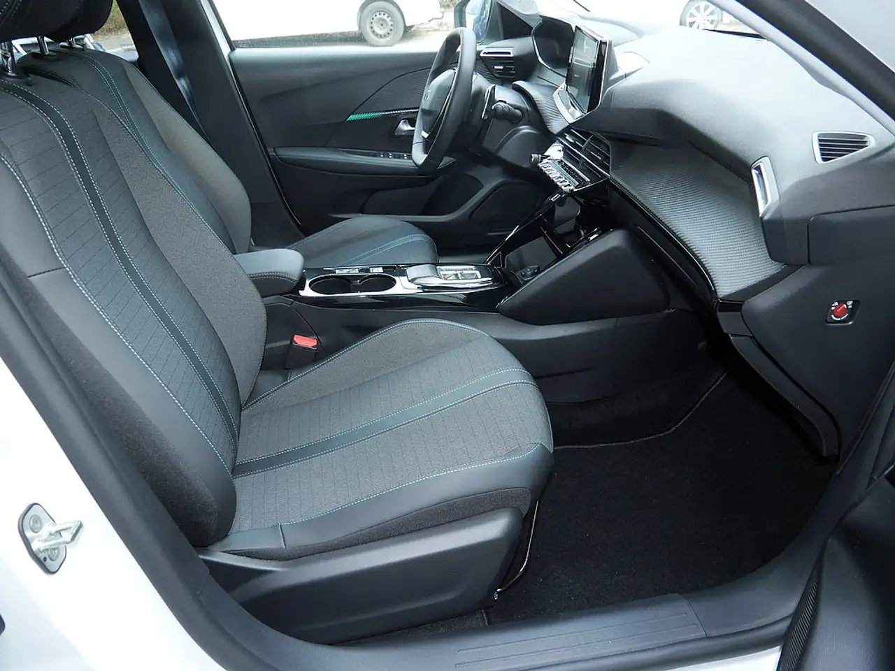 Peugeot 208 Allure PureTech 100 EAT8 KAMERA NAVI LED — Vehicle gallery 2