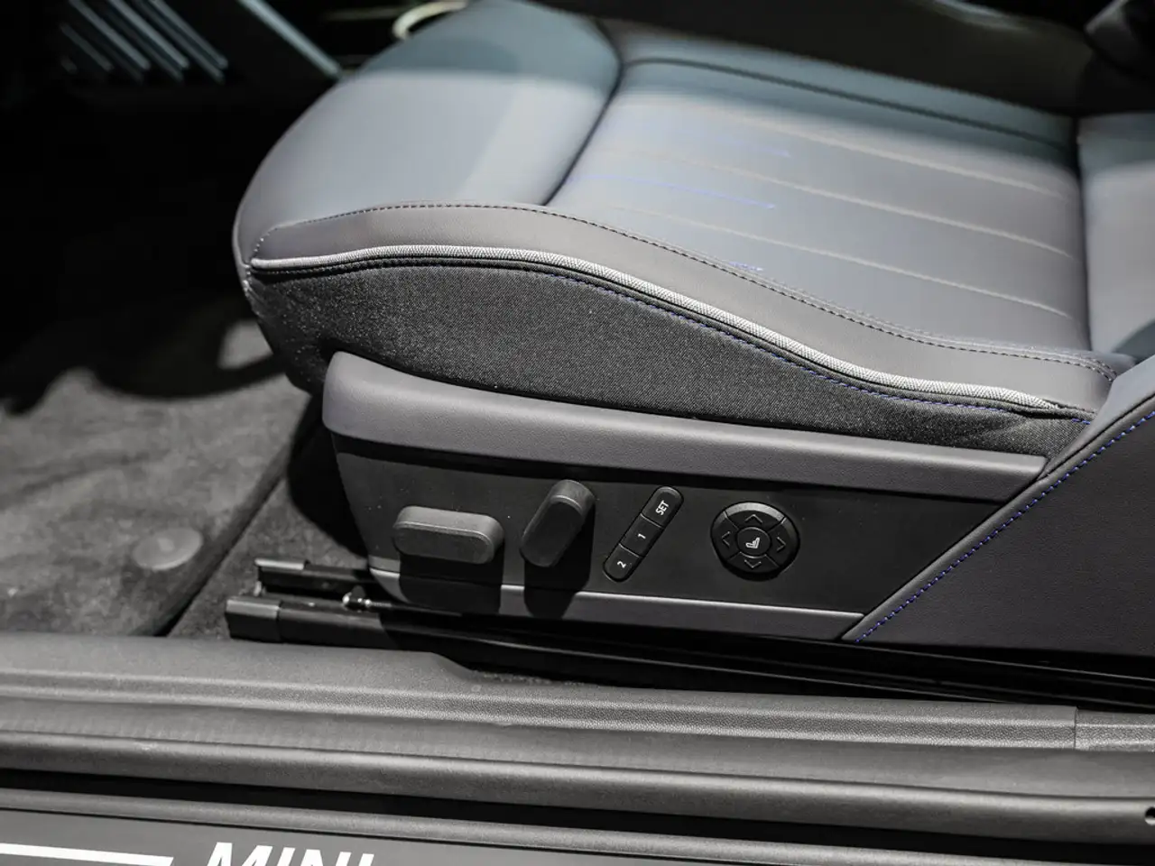 MINI Cooper SE PANO HUD LED NAVI H/K KAMERA LEDER — معرض صور السيارة 26