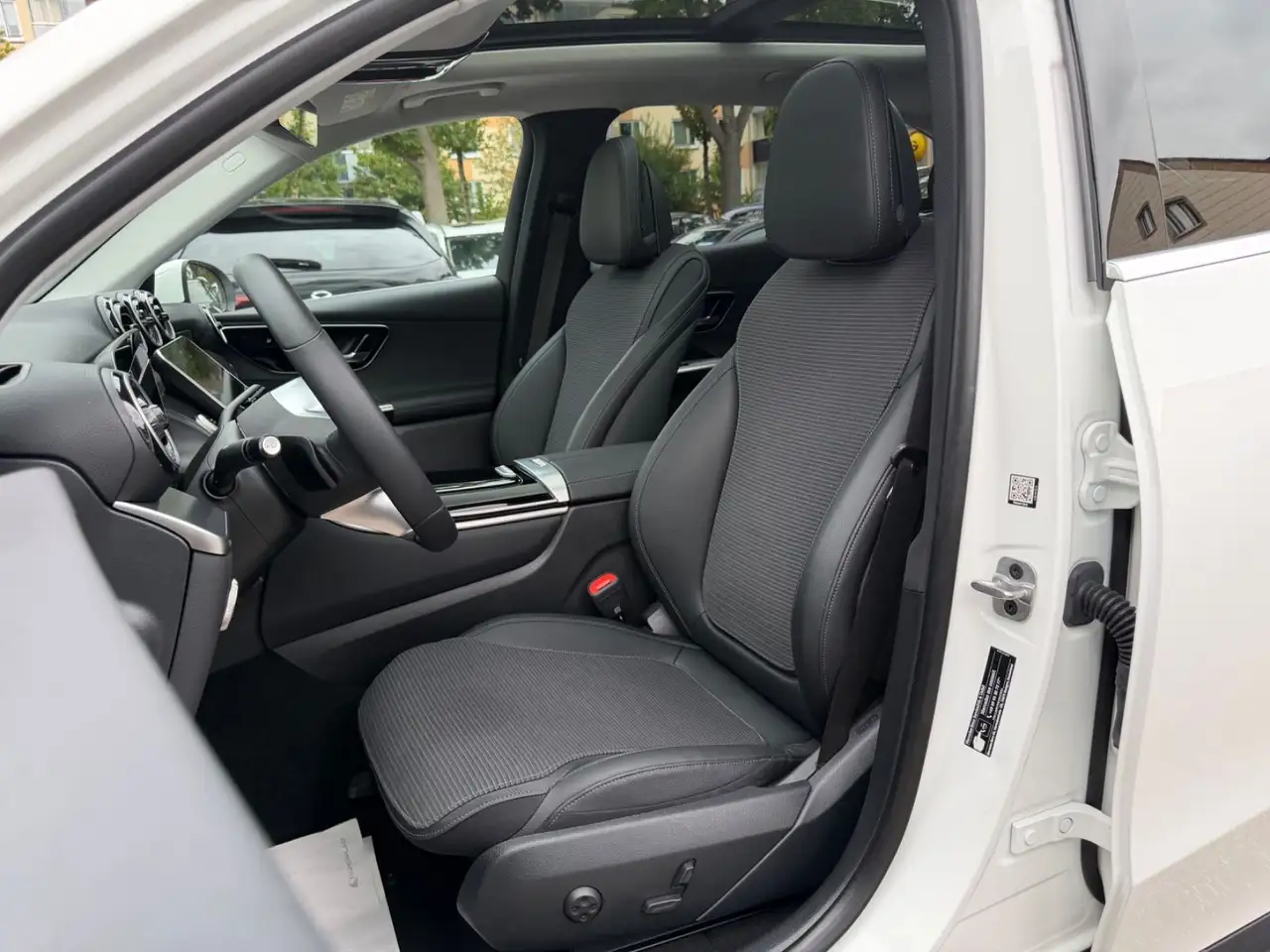 Mercedes-Benz GLC 200 4Matic AUT~Pano~Kam~Ambie~Distr~AHK~ — معرض صور السيارة 9