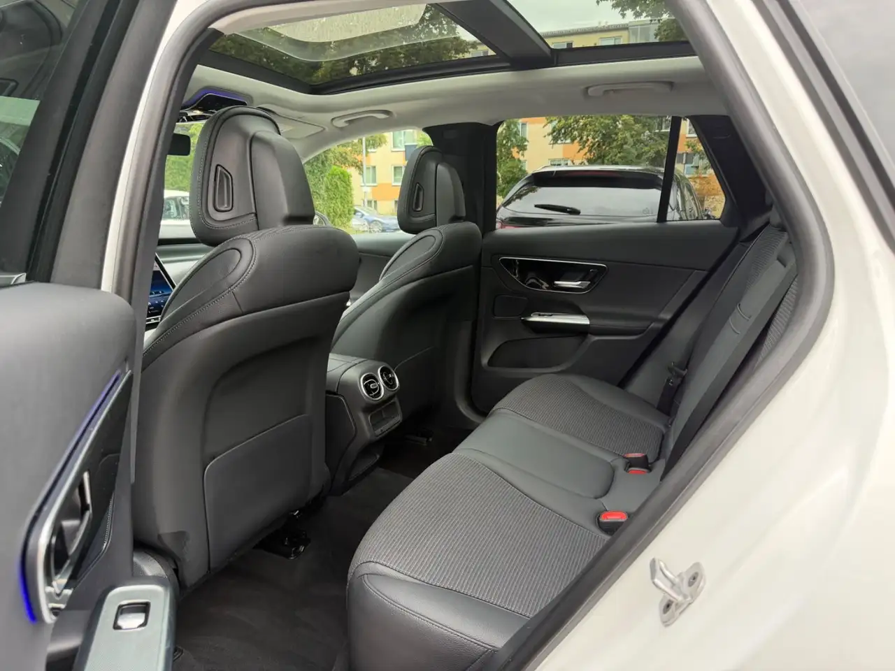 Mercedes-Benz GLC 200 4Matic AUT~Pano~Kam~Ambie~Distr~AHK~ — معرض صور السيارة 10