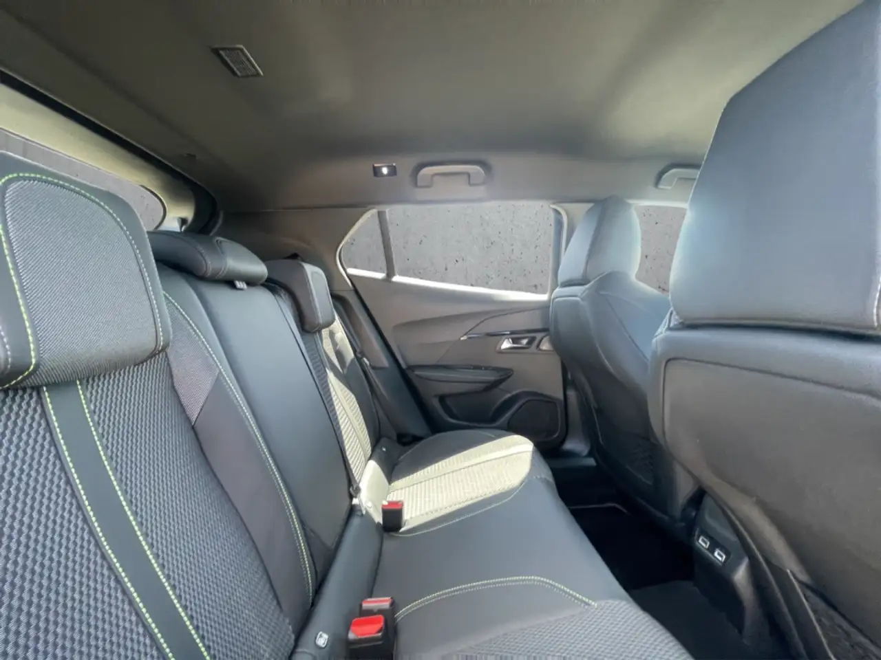 Peugeot 2008 GT PureTech 130 EAT8 Navi 360 Kamera LED ACC Apple — Vehicle gallery 14