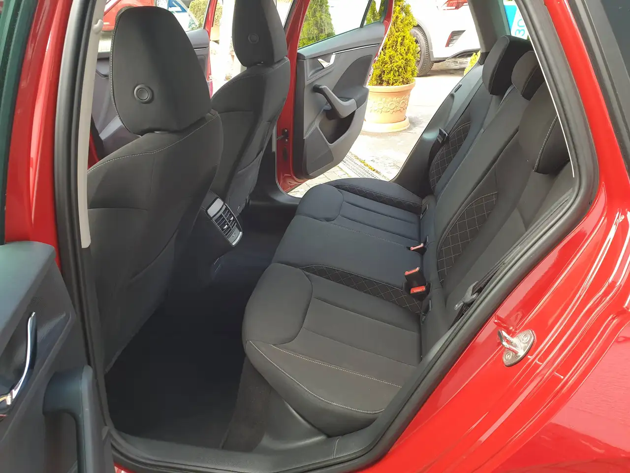 Skoda Kamiq Ambition 1.0 TSI SunSet Rückfahrkamera — Vehicle gallery 18