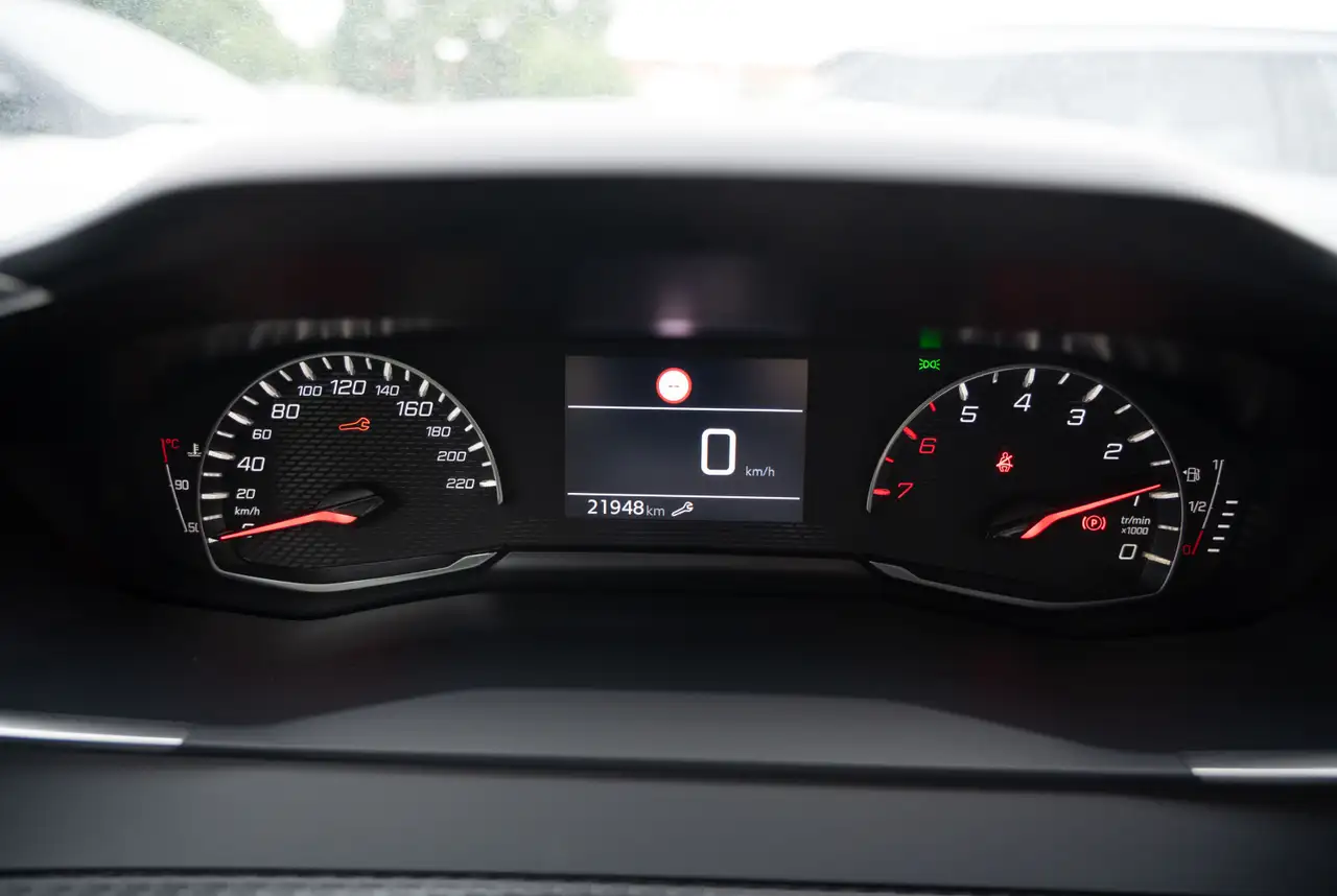 Peugeot 208 Active 1.2 PureTech 75 *MIRRORSCREEN*DAB*TEMPOMAT*SHZ* — Vehicle gallery 12