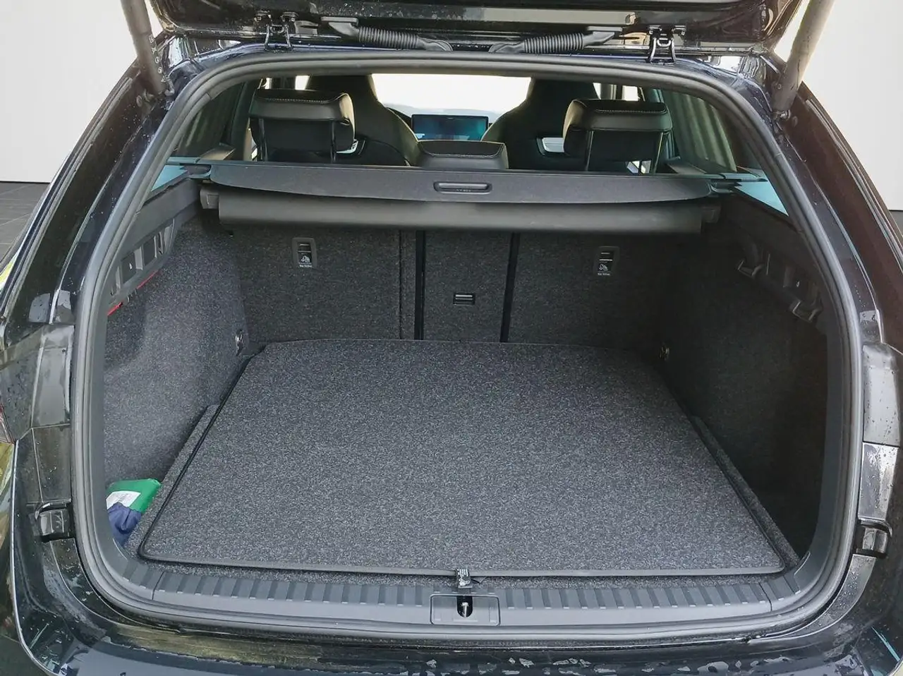 Skoda Octavia Combi SPL 1.5 TSI DSG SHZ GRA LED — معرض صور السيارة 9