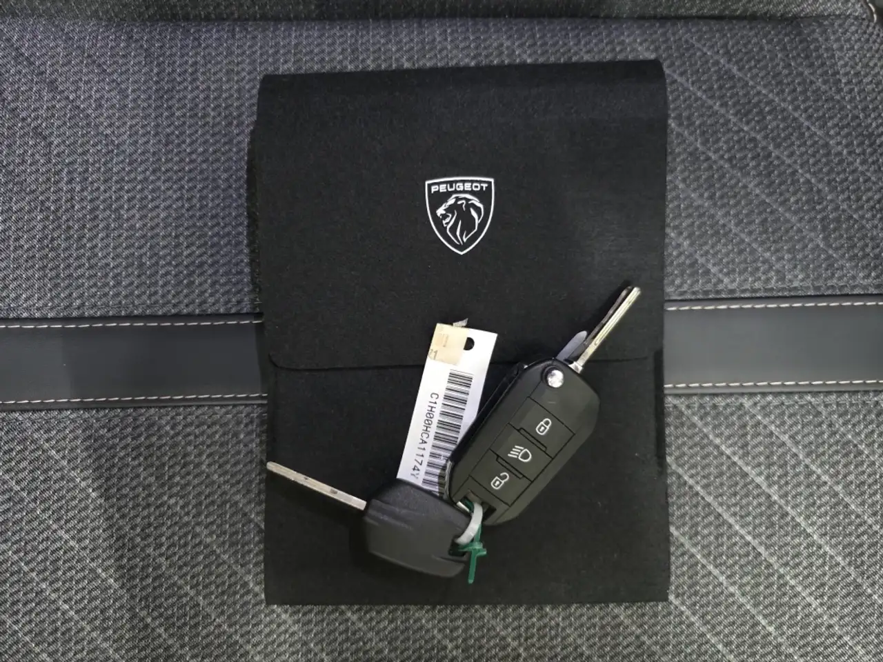 Peugeot 2008 1.2 PureTech S&S Allure EAT8 130 — معرض صور السيارة 37