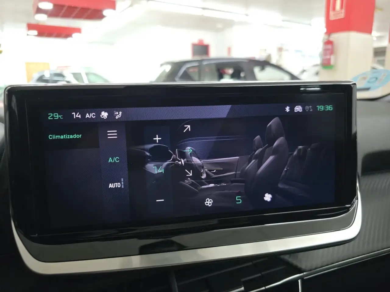 Peugeot 2008 1.2 PureTech S&S Allure EAT8 130 — معرض صور السيارة 20