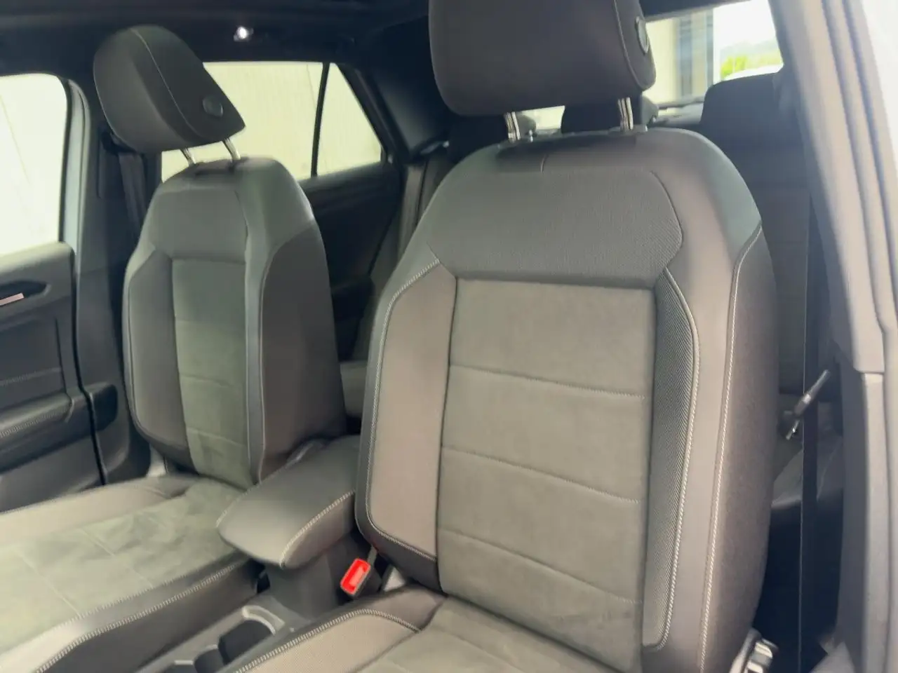 Volkswagen T-Roc 2.0 TSI DSG 4M R-Line ACC Navi LED-Matrix — معرض صور السيارة 19