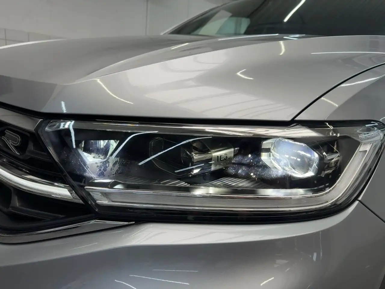 Volkswagen T-Roc 2.0 TSI DSG 4M R-Line ACC Navi LED-Matrix — معرض صور السيارة 22