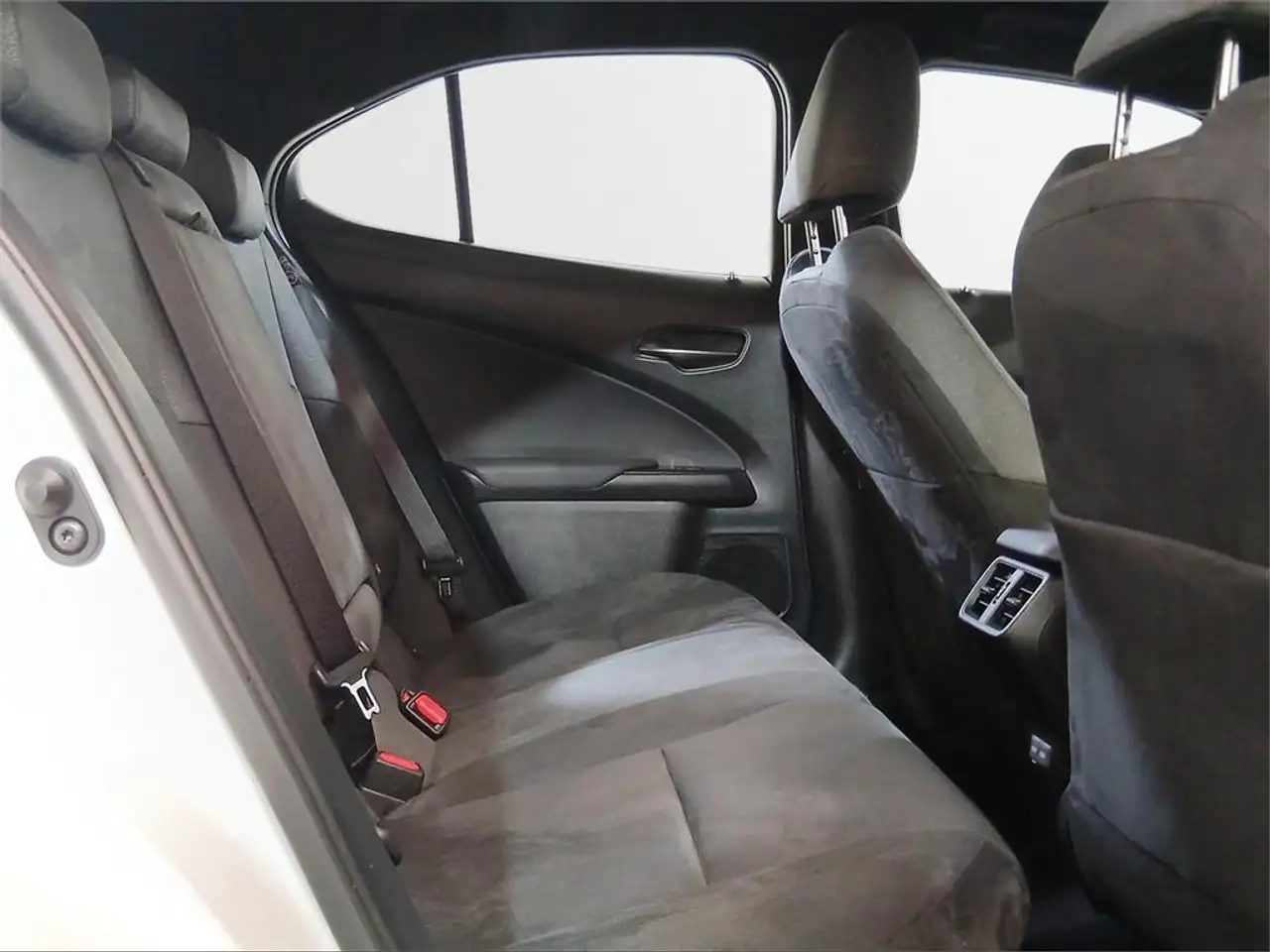 Lexus UX 300e e- Plus — معرض صور السيارة 7