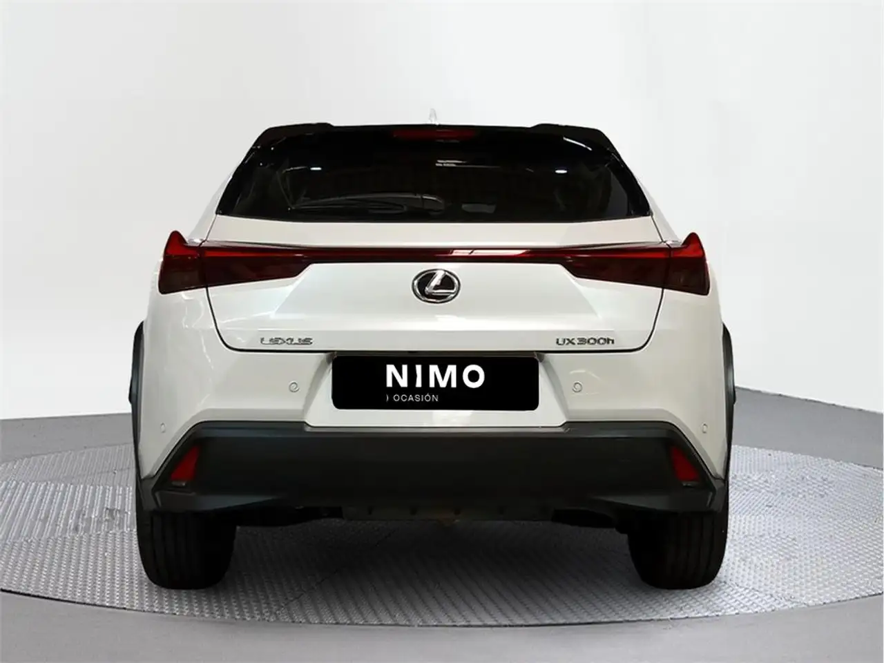 Lexus UX 300e e- Plus — معرض صور السيارة 4