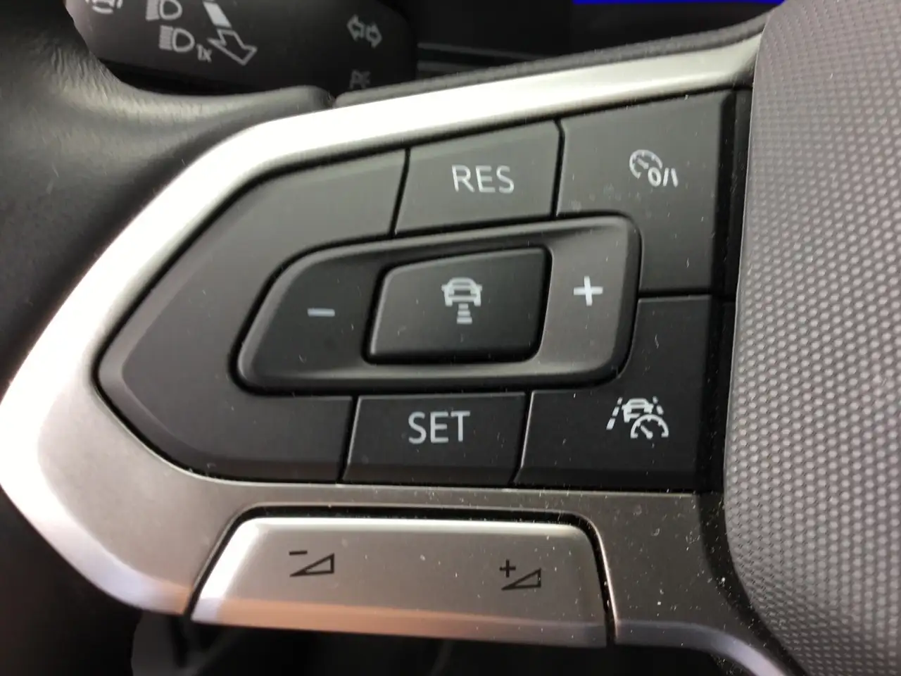 Volkswagen T-Cross 1.0 TSI LIFE *AHK *LED *ACC *VIRTUAL *APP *SHZ *A — Galería del vehículo 18