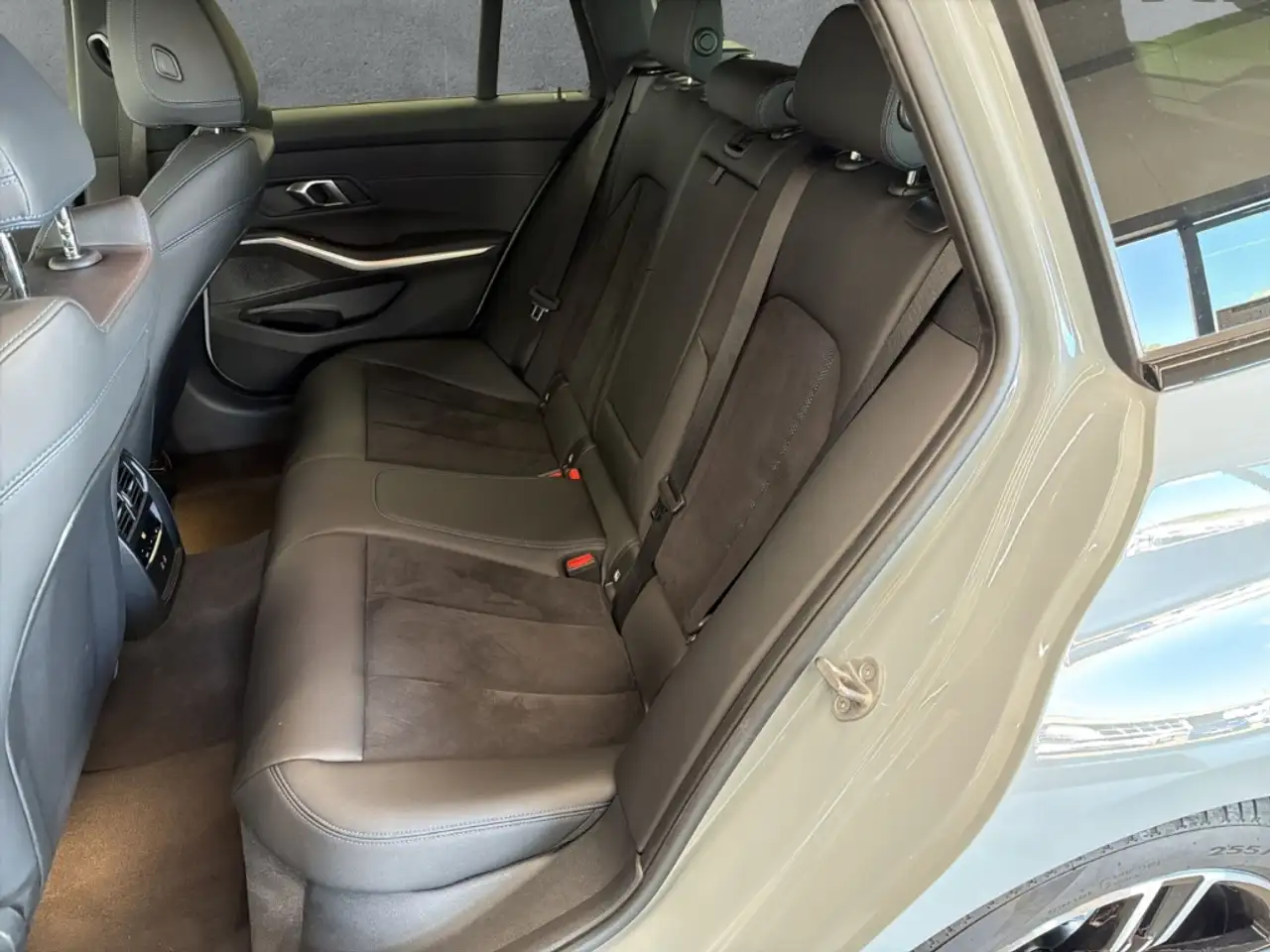 BMW 330 e xDrive Touring M SPORT AUTOMATIK 18''LC PROF PA — Vehicle gallery 13