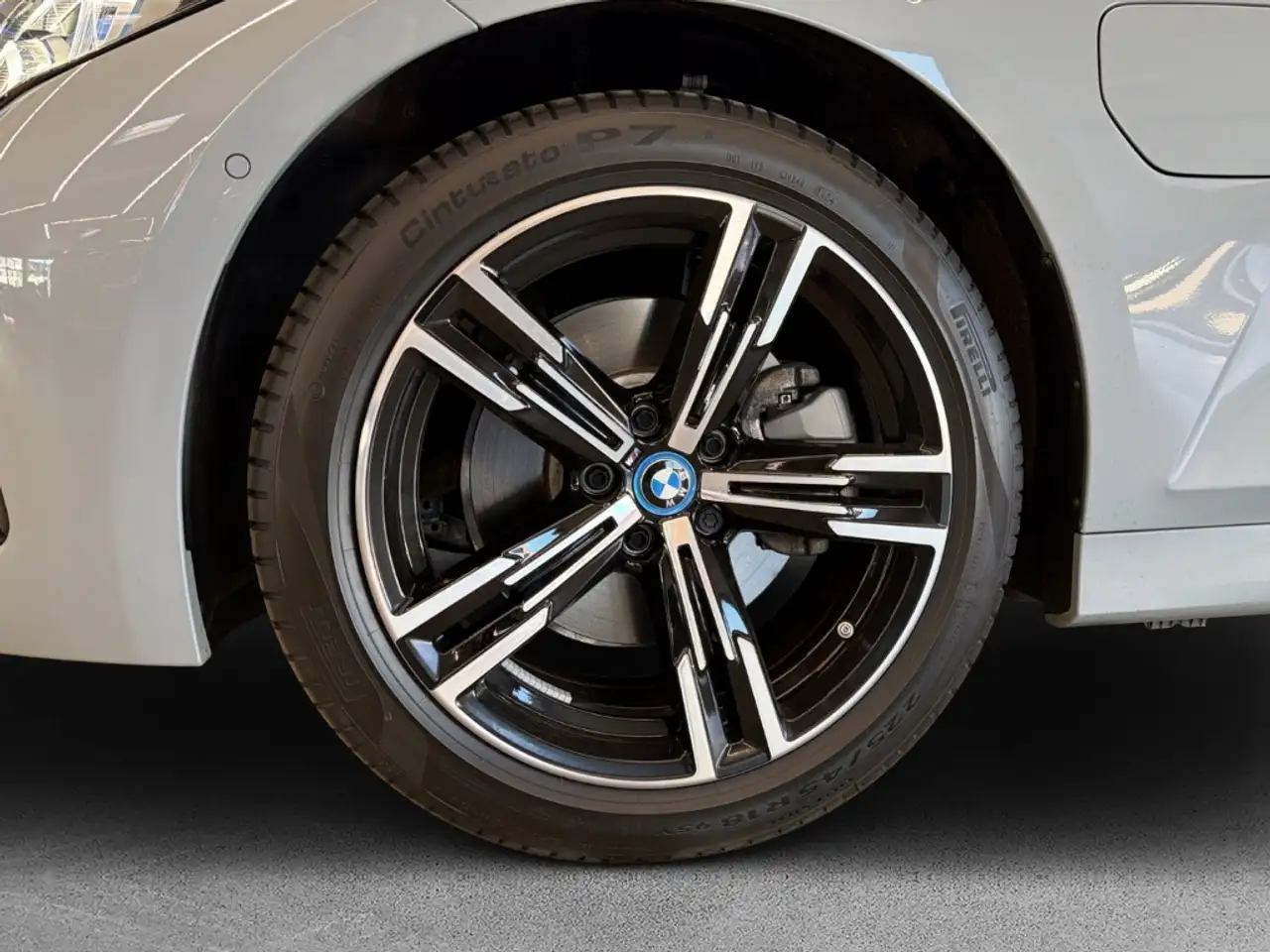 BMW 330 e xDrive Touring M SPORT AUTOMATIK 18''LC PROF PA — Vehicle gallery 7