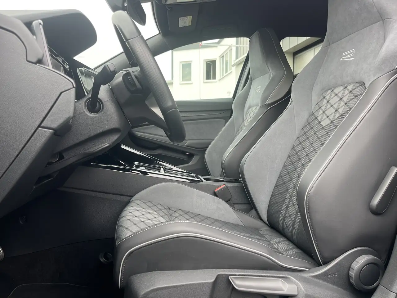 Volkswagen Golf 1.5 TSI DSG R-Line Blackline Style 2,99% Fin. AHK — معرض صور السيارة 13