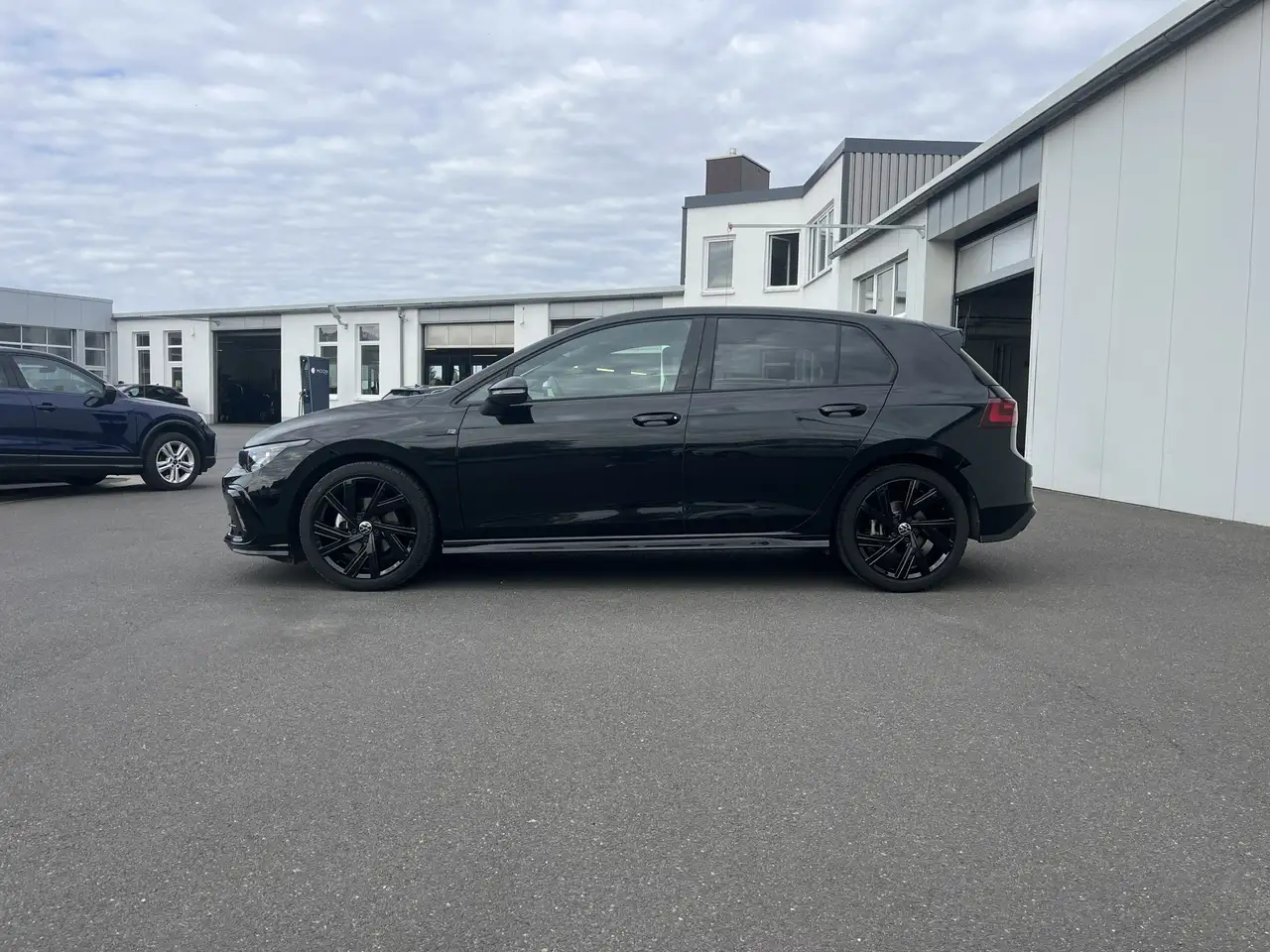 Volkswagen Golf 1.5 TSI DSG R-Line Blackline Style 2,99% Fin. AHK — معرض صور السيارة 2