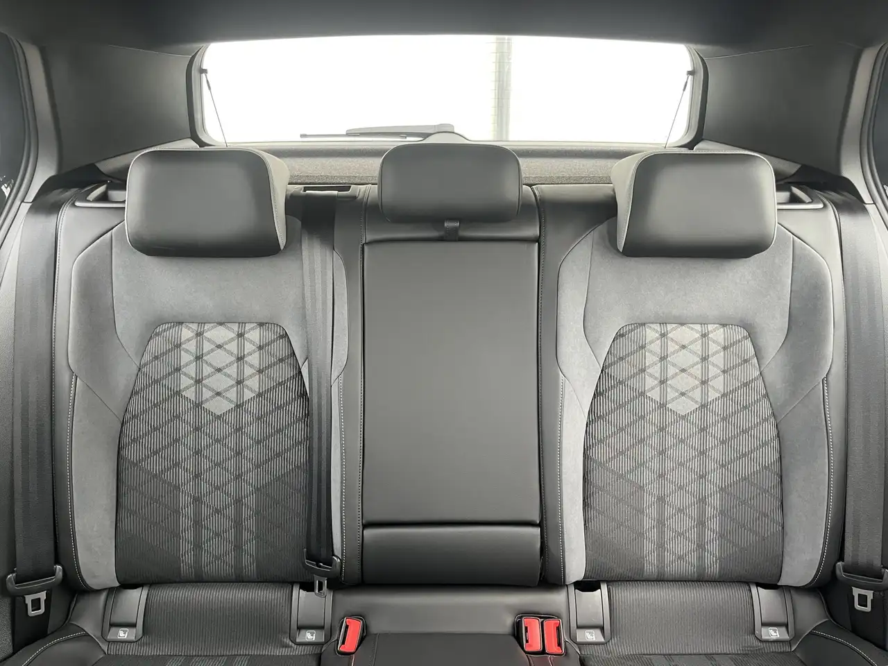 Volkswagen Golf 1.5 TSI DSG R-Line Blackline Style 2,99% Fin. AHK — معرض صور السيارة 18