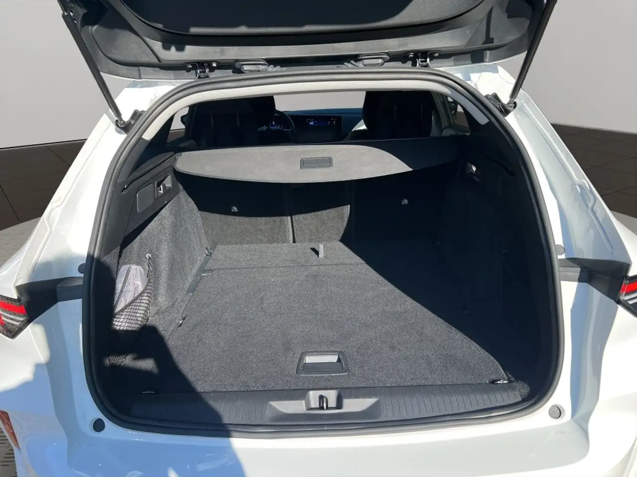 Opel Astra Sports Tourer 1.2 Turbo Edition (L) — معرض صور السيارة 16