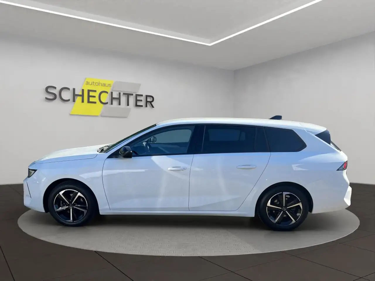 Opel Astra Sports Tourer 1.2 Turbo Edition (L) — معرض صور السيارة 2