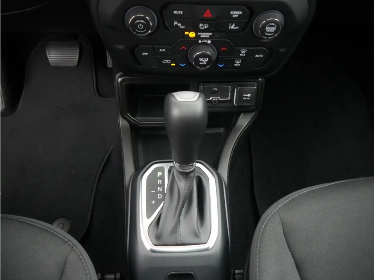 Jeep Renegade Altitude Mild-Hybrid FWD — Vehicle gallery 19