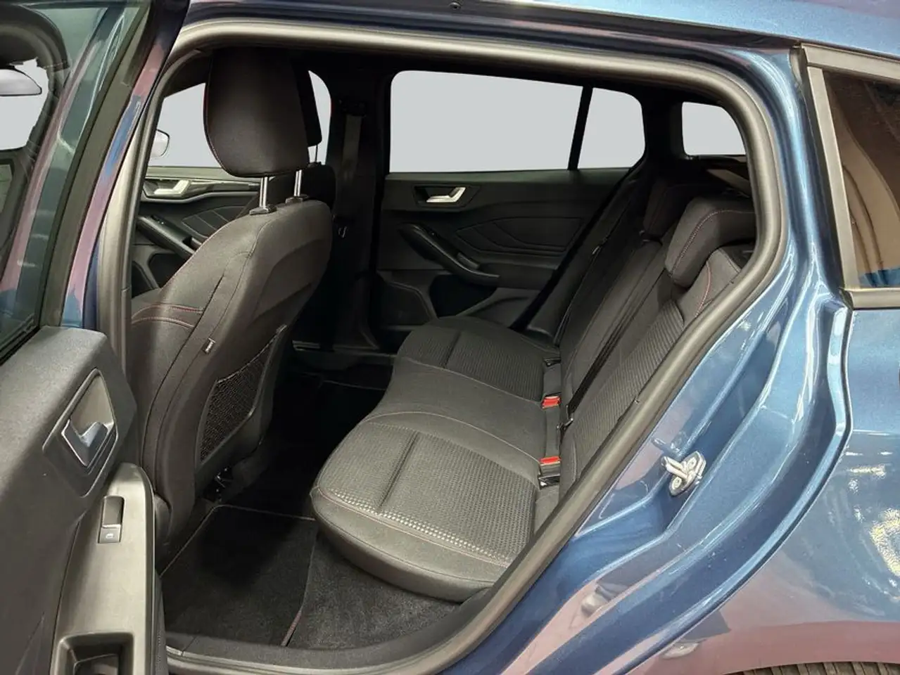 Ford Focus Turnier 1.0 EcoBoost Hybrid ST-LINE X — Galerie du véhicule 10