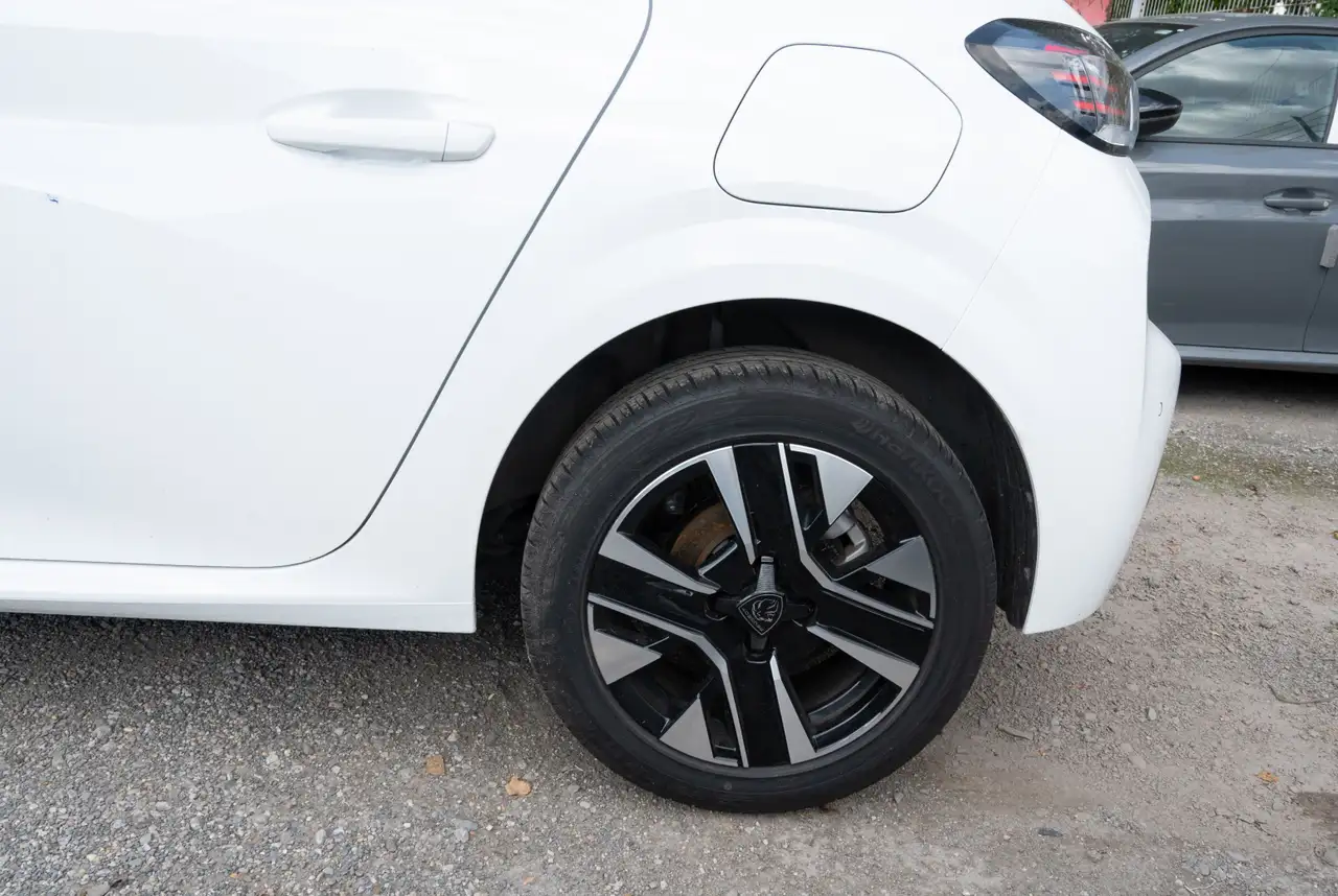 Peugeot 208 Allure 1.2 Hybrid 100 e-DSC6 *DAB*KEYLESS*KLIMA*LED* — Vehicle gallery 16