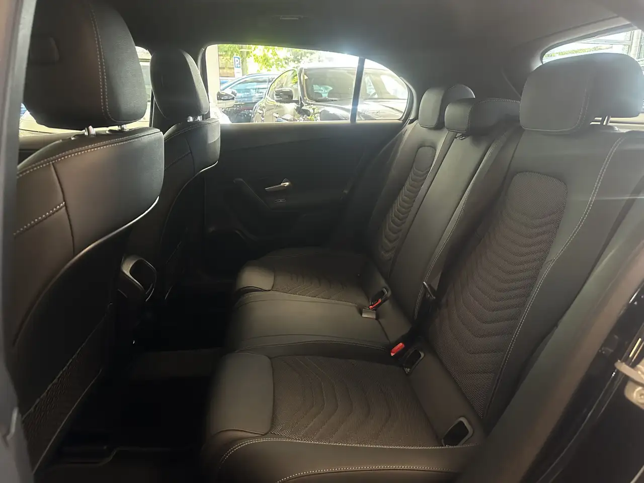 Mercedes-Benz A 180 Advanced*ACC*MBUX*Leder*CAM*Navi*DCT* — Galería del vehículo 15
