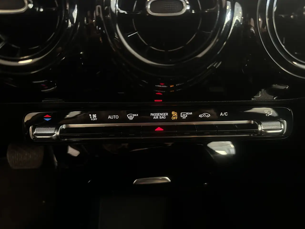 Mercedes-Benz A 180 Advanced*ACC*MBUX*Leder*CAM*Navi*DCT* — Galería del vehículo 20