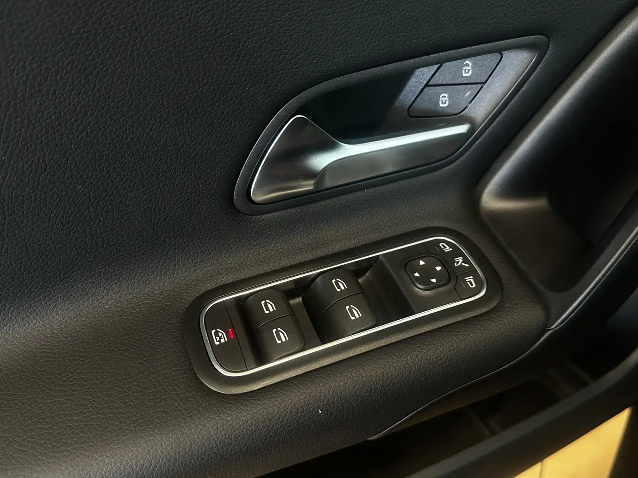 Mercedes-Benz A 180 Advanced*ACC*MBUX*Leder*CAM*Navi*DCT* — Galería del vehículo 23