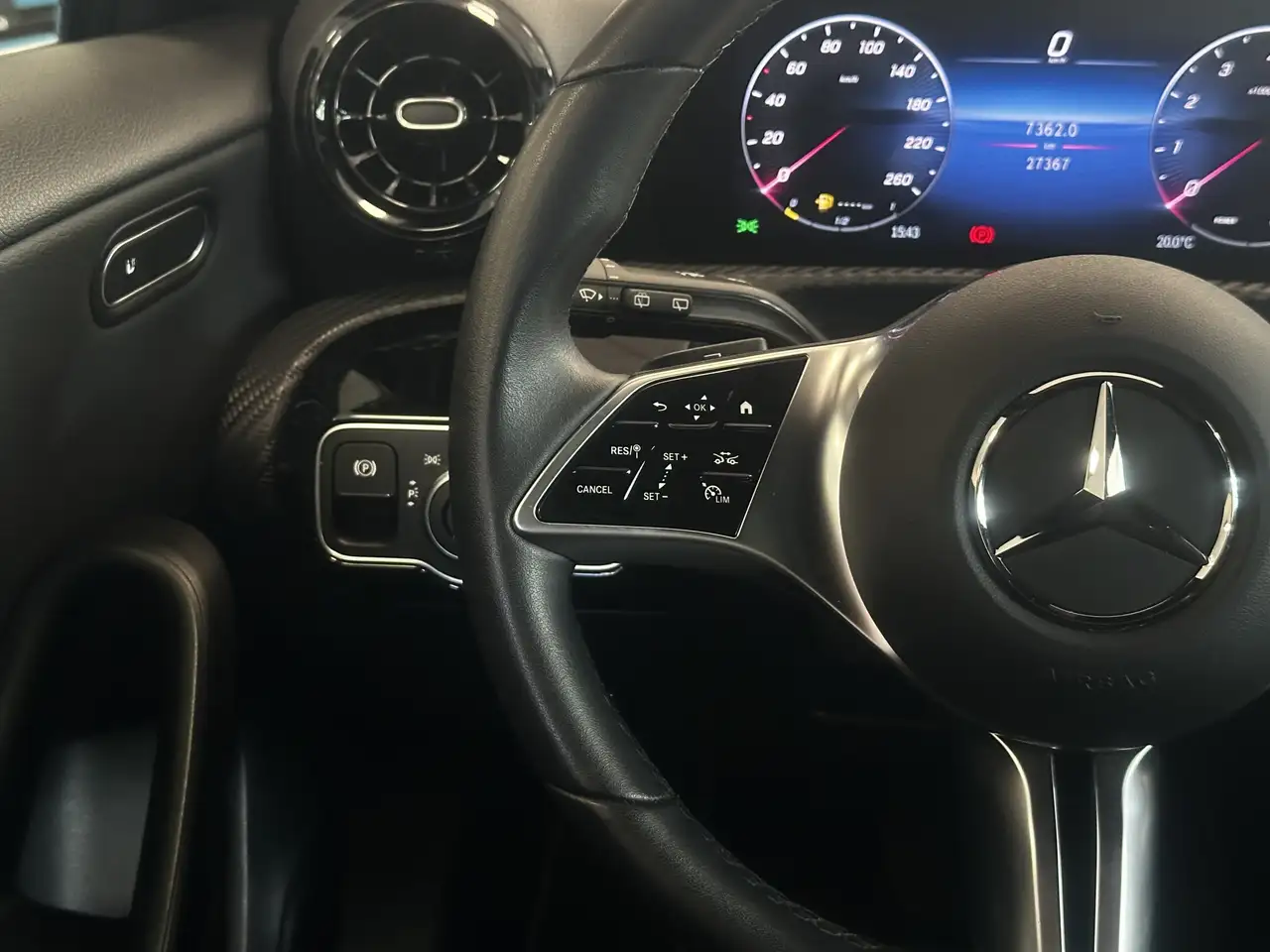 Mercedes-Benz A 180 Advanced*ACC*MBUX*Leder*CAM*Navi*DCT* — Galería del vehículo 26