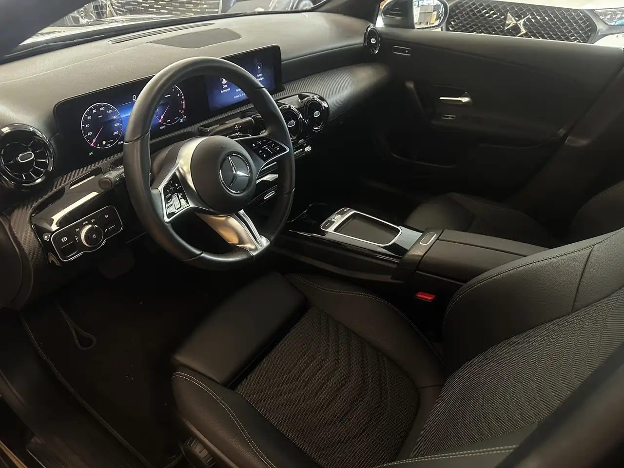 Mercedes-Benz A 180 Advanced*ACC*MBUX*Leder*CAM*Navi*DCT* — Galería del vehículo 10