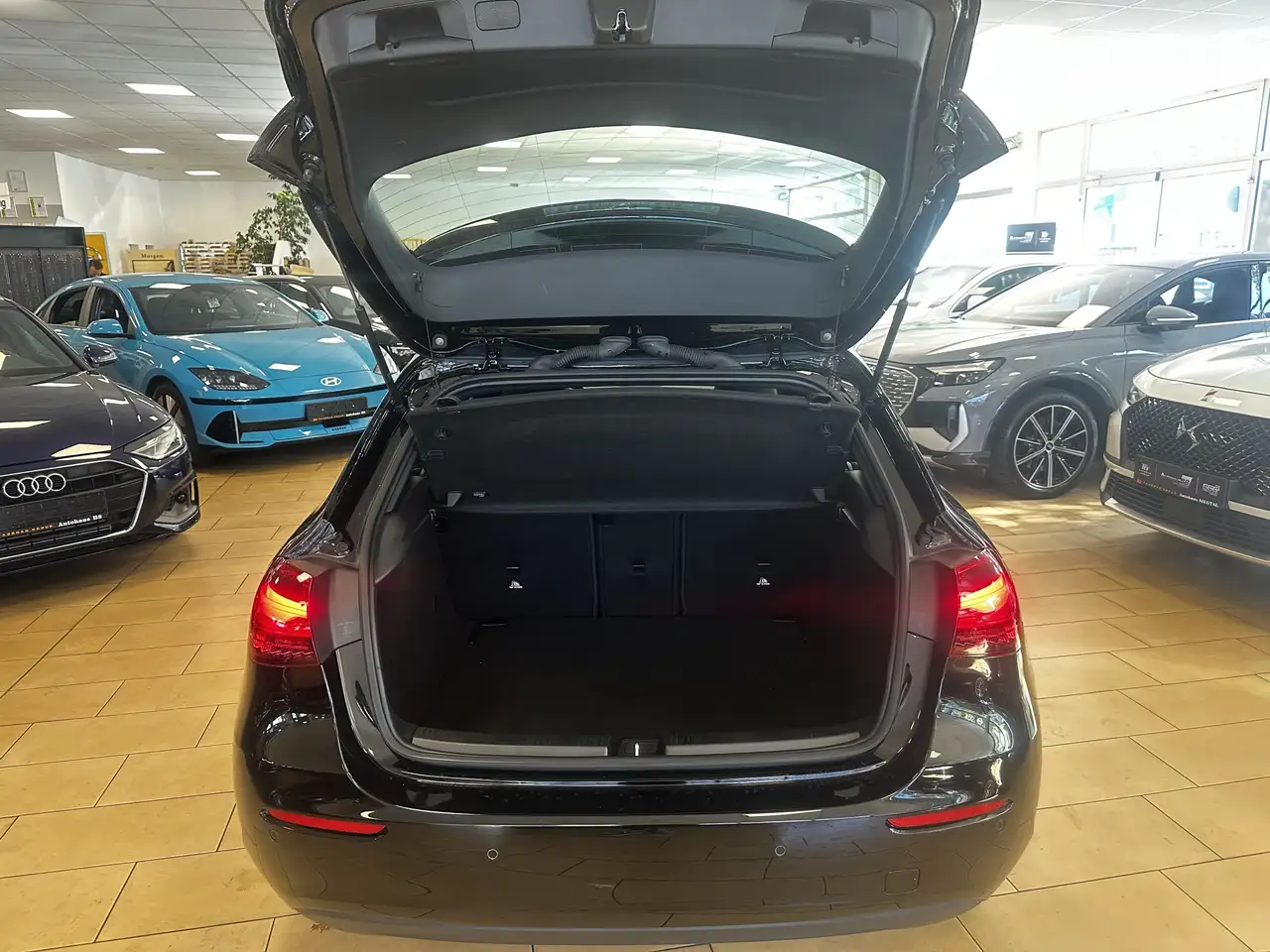 Mercedes-Benz A 180 Advanced*ACC*MBUX*Leder*CAM*Navi*DCT* — Galería del vehículo 9