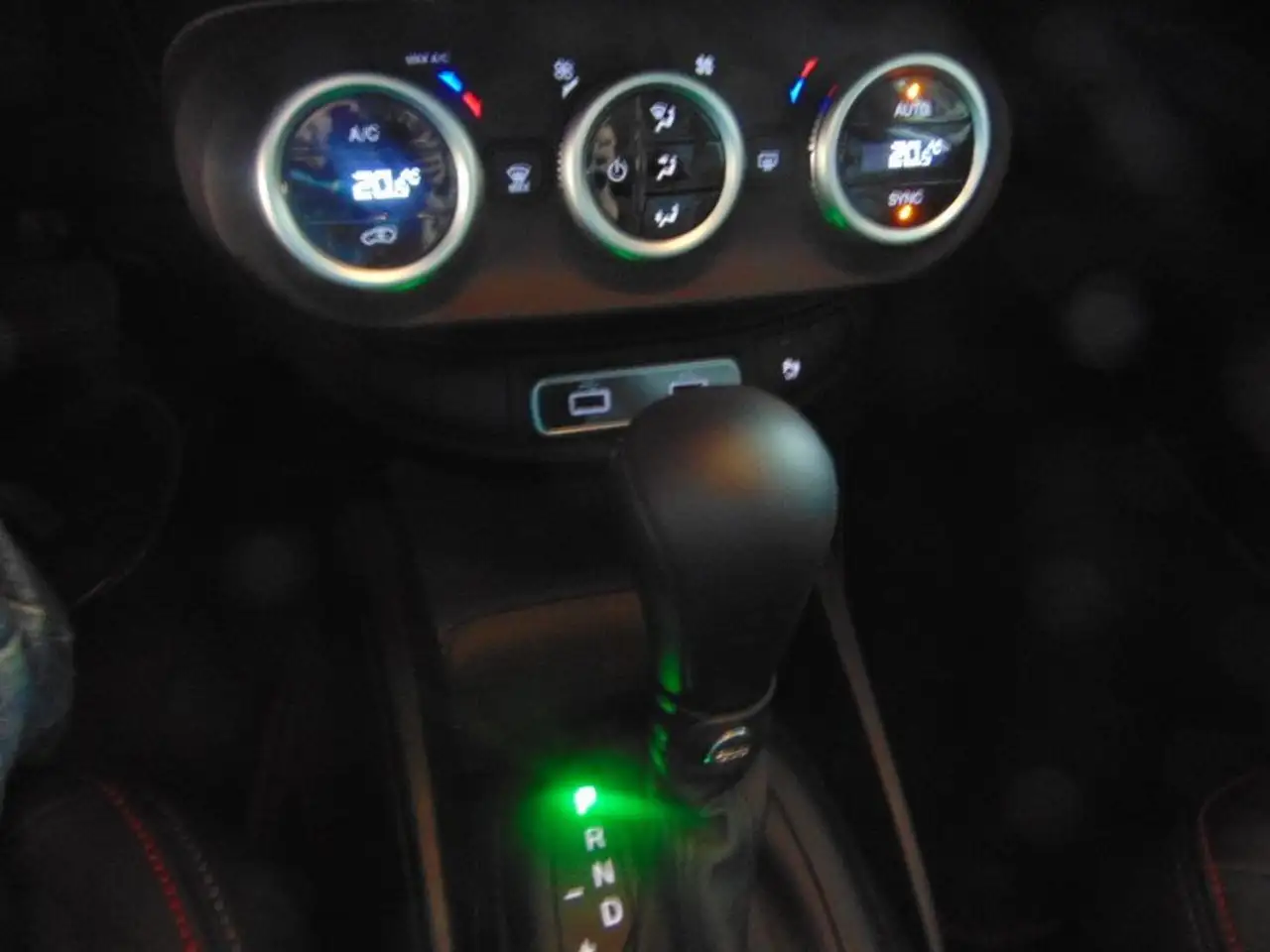 Fiat 500X Dolcevita 1.5 GSE Hybrid RED — Vehicle gallery 13
