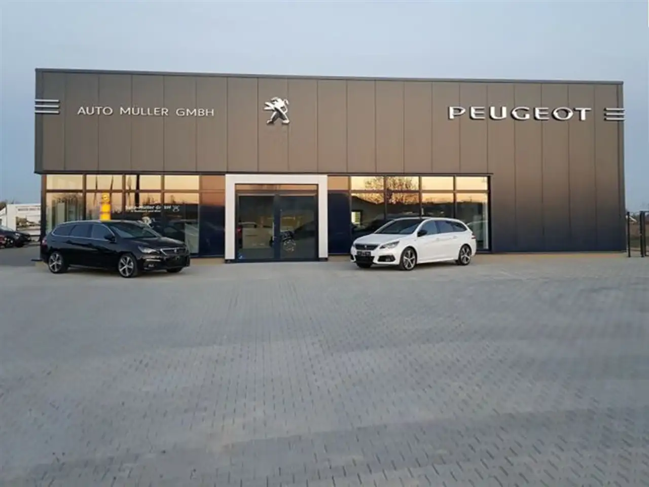 Peugeot 2008 PureTech 130 EAT8 GT LED/Keyless/Massage — Vehicle gallery 33