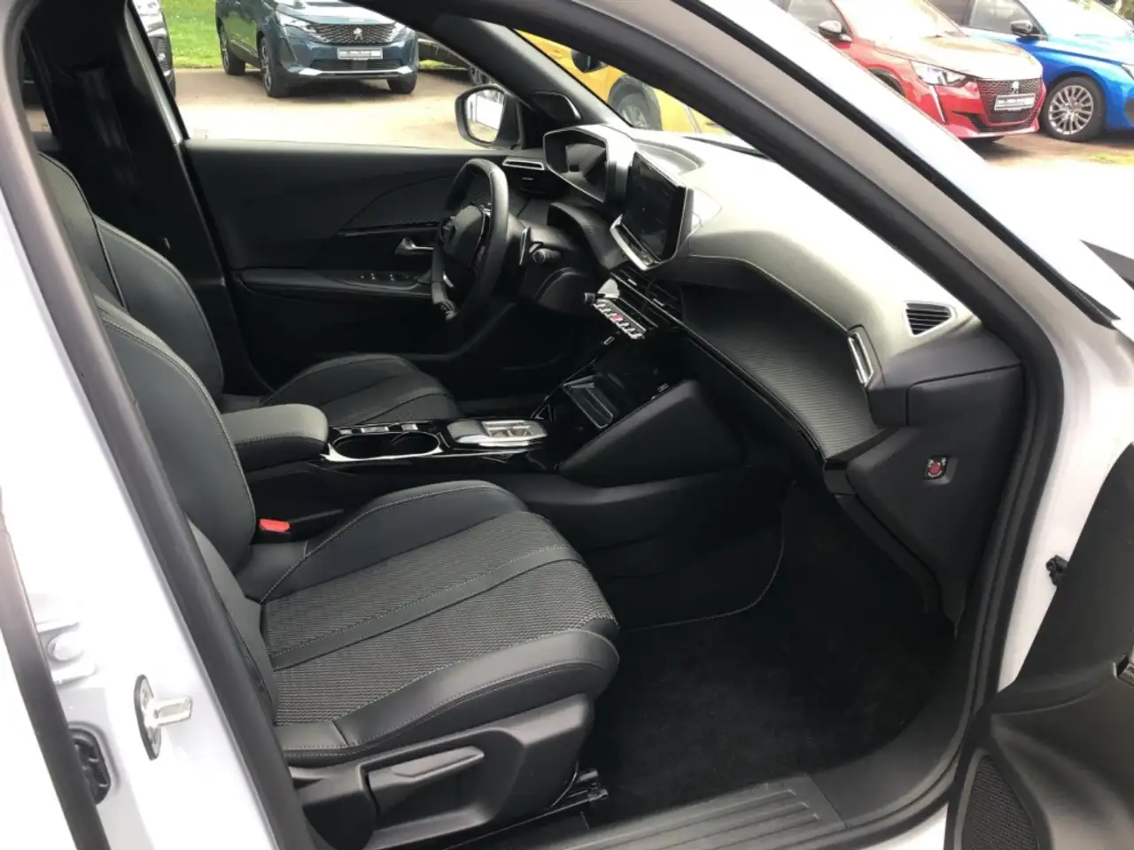 Peugeot 2008 PureTech 130 EAT8 GT LED/Keyless/Massage — Vehicle gallery 28