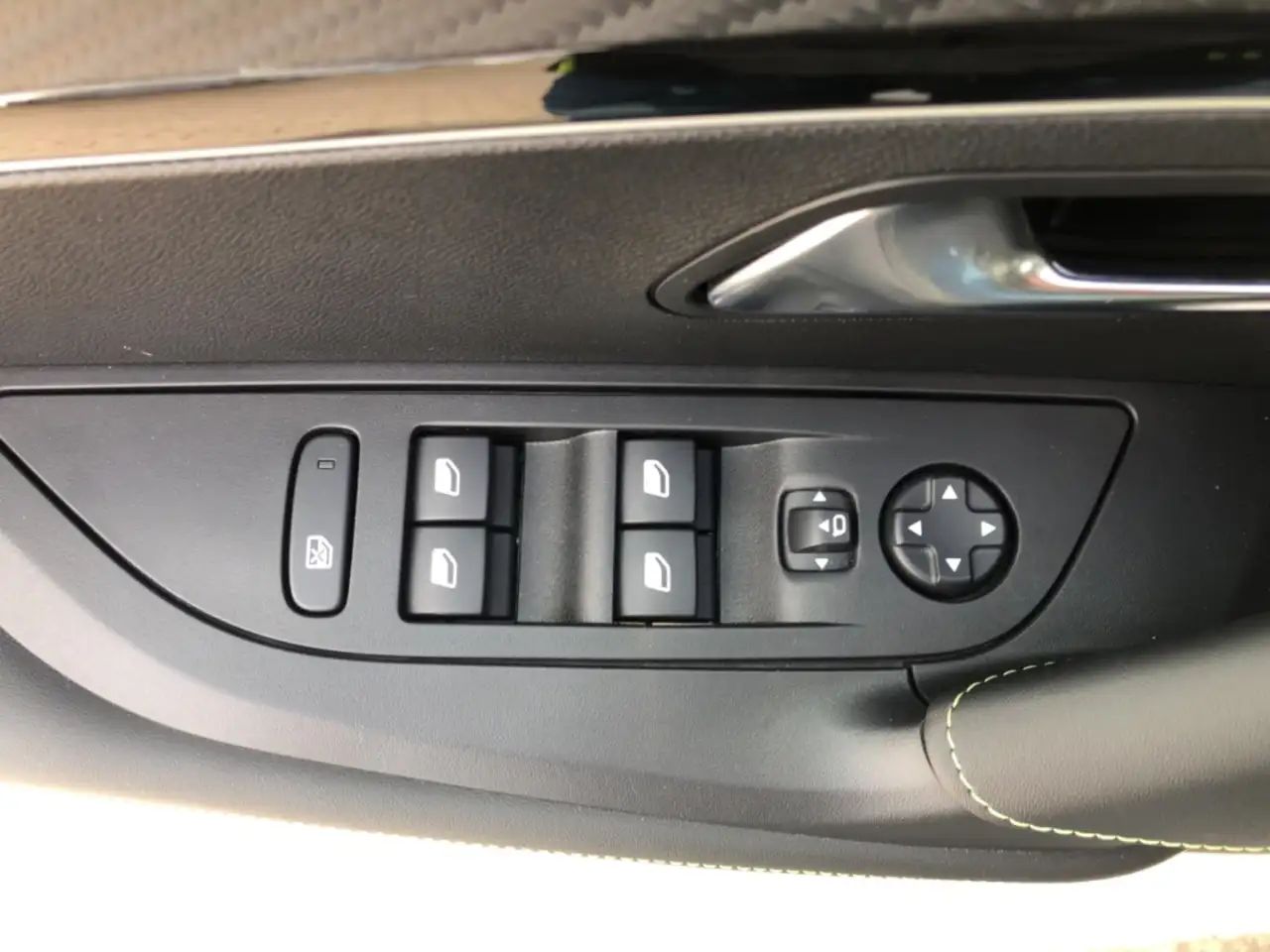 Peugeot 2008 PureTech 130 EAT8 GT LED/Keyless/Massage — Vehicle gallery 13