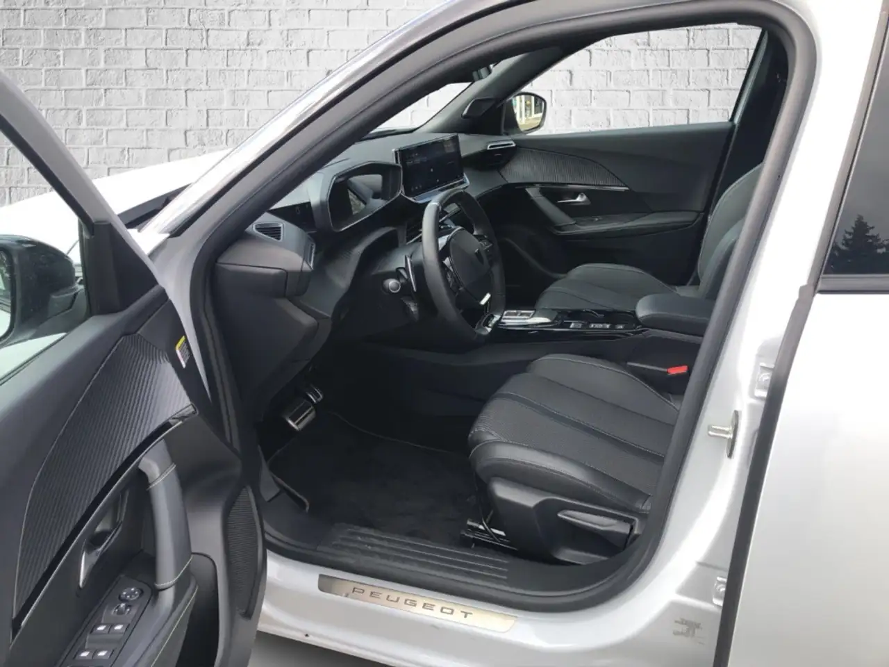Peugeot 2008 PureTech 130 EAT8 GT LED/Keyless/Massage — Vehicle gallery 25