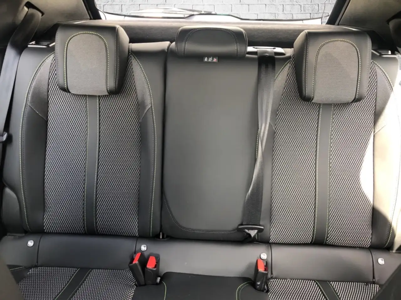 Peugeot 2008 PureTech 130 EAT8 GT LED/Keyless/Massage — Vehicle gallery 11
