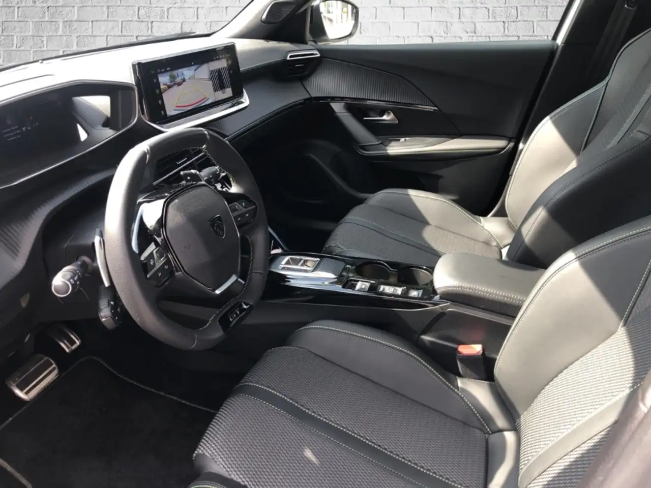 Peugeot 2008 PureTech 130 EAT8 GT LED/Keyless/Massage — Vehicle gallery 12
