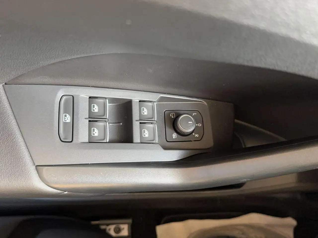 Volkswagen T-Cross 1.0 TSI R-LINE MATRIX-LED+ACC+KAMERA+NAVI-VORB:+5 — Vehicle gallery 22