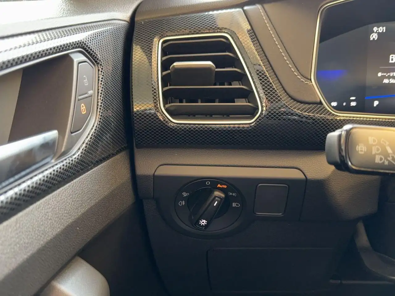 Volkswagen T-Cross 1.0 TSI R-LINE MATRIX-LED+ACC+KAMERA+NAVI-VORB:+5 — Vehicle gallery 23