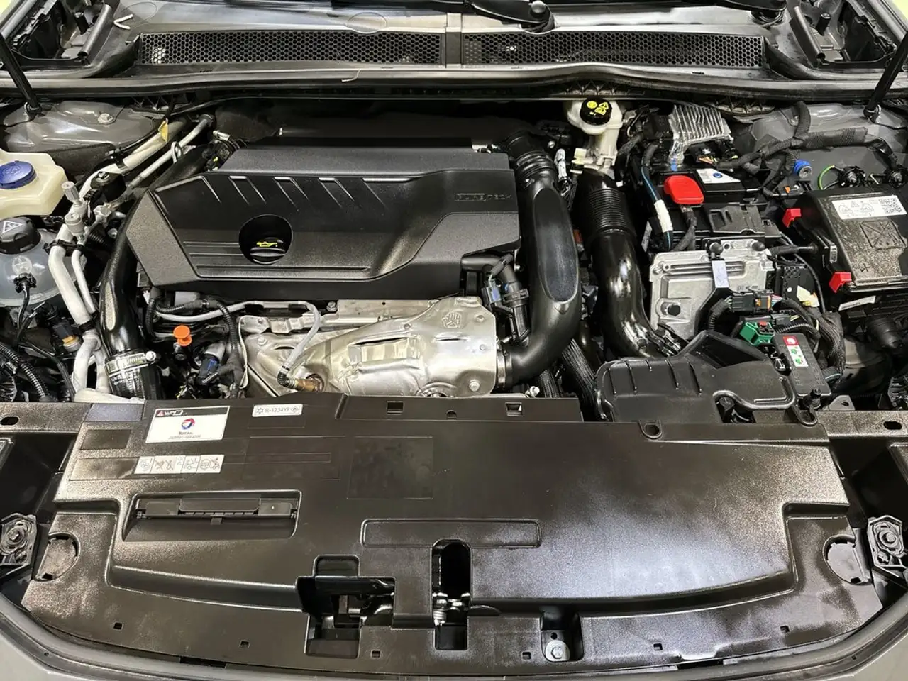 Peugeot 508 SW Hybrid 225 GT Pack e-EAT8 — Vehicle gallery 26