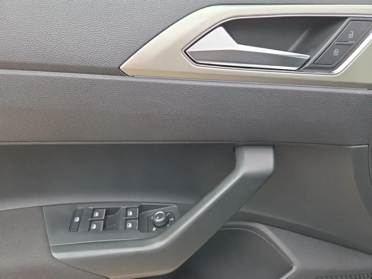 Volkswagen Polo MOVE TSI DSG LED+NAVI-APP+SITZHZG+AC-AUTOM+15 ALU! — Vehicle gallery 14