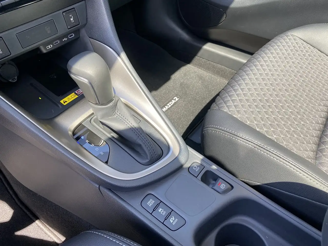 Mazda 2 Hybrid Homura Plus 116 Metallic — معرض صور السيارة 10