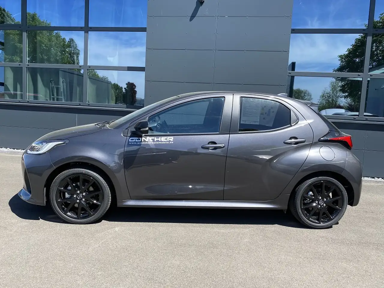 Mazda 2 Hybrid Homura Plus 116 Metallic — معرض صور السيارة 2