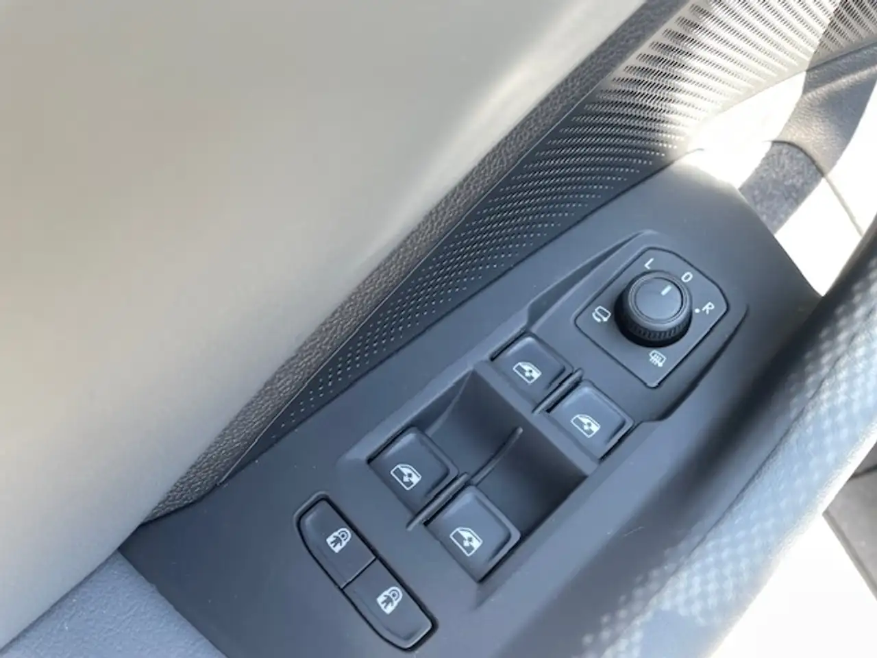 Volkswagen Passat Variant 1.5 eTSI Mildhybrid Navi 360°Kamera AHK digitales — Vehicle gallery 12